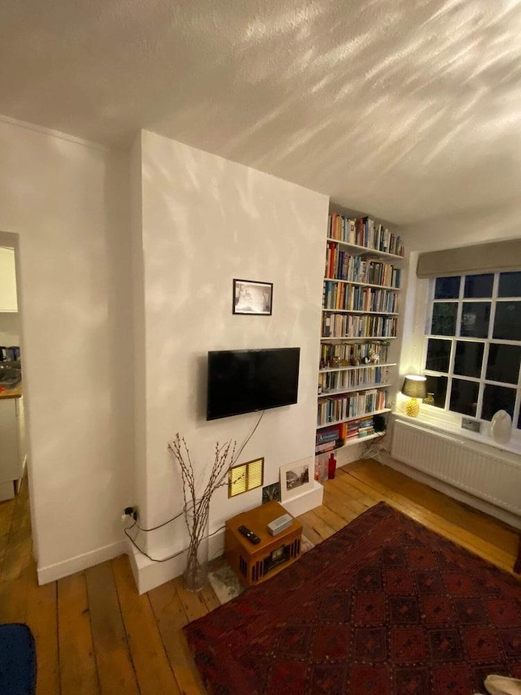 Trendy 1BD Flat - 5 Mins to Cambridge Heath! - Tap to explore photos