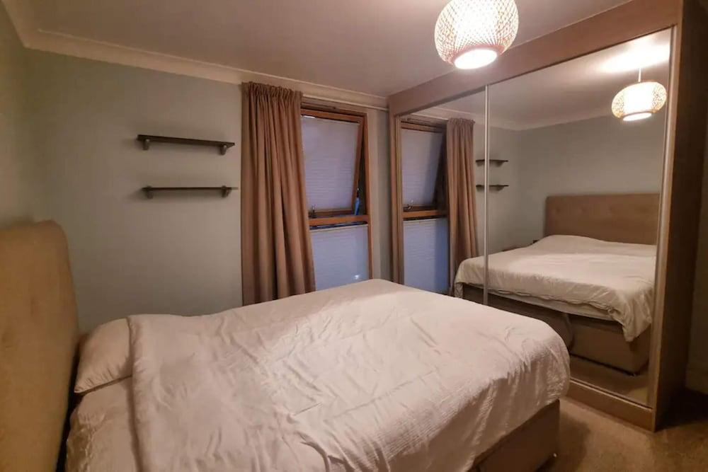 Cosy and Stylish 1bedroom Flat w/ Balcony, Camberwell! - Tap to explore photos