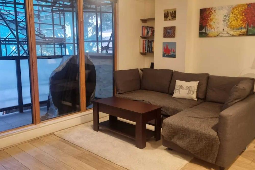 Cosy and Stylish 1bedroom Flat w/ Balcony, Camberwell! - Tap to explore photos