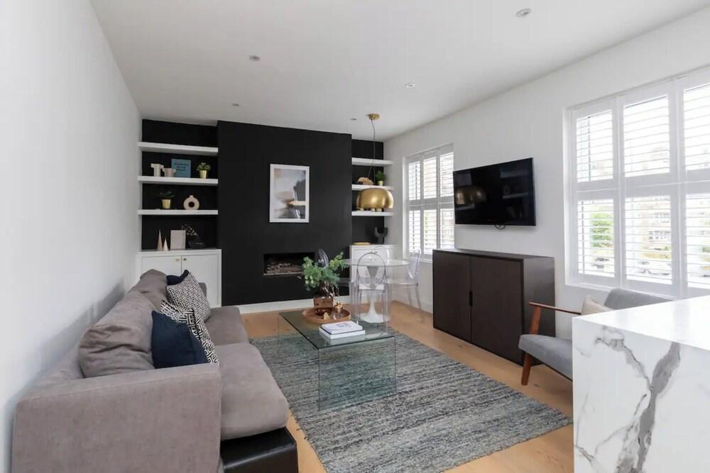 Bright & Stylish 2BD Flat - Brockley - Tap to explore photos