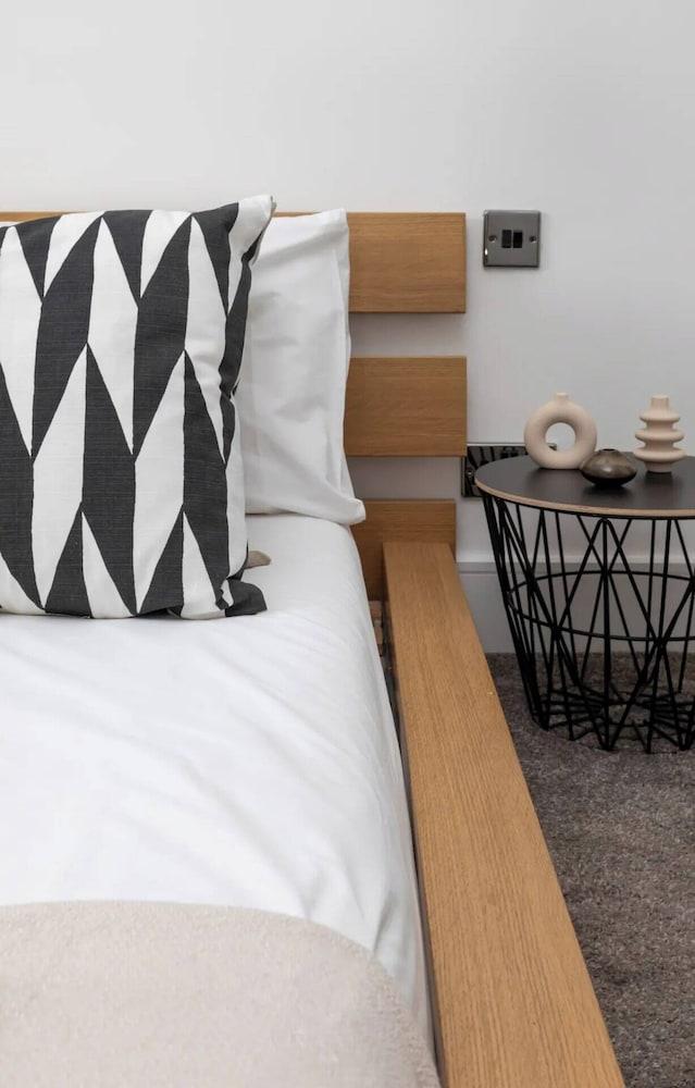 Bright & Stylish 2BD Flat - Brockley - Tap to explore photos