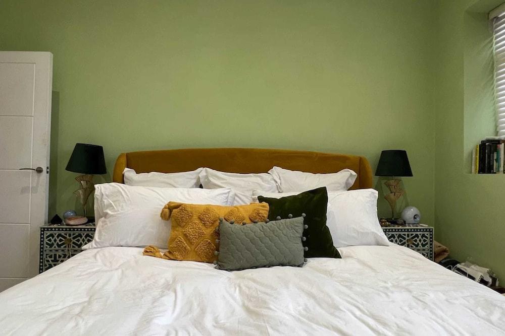 Colourful and Stylish 1 Bedroom Flat in Kensington - Tap to explore photos