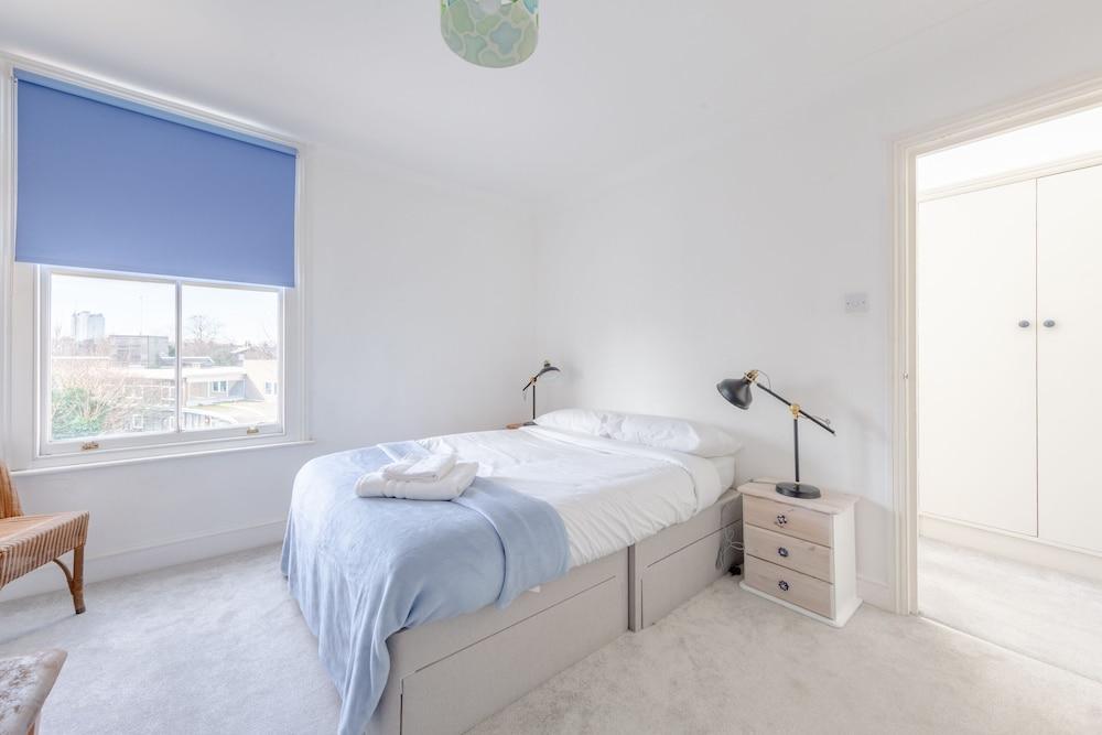 Spacious 3 Bedroom Flat in Brixton - Tap to explore photos