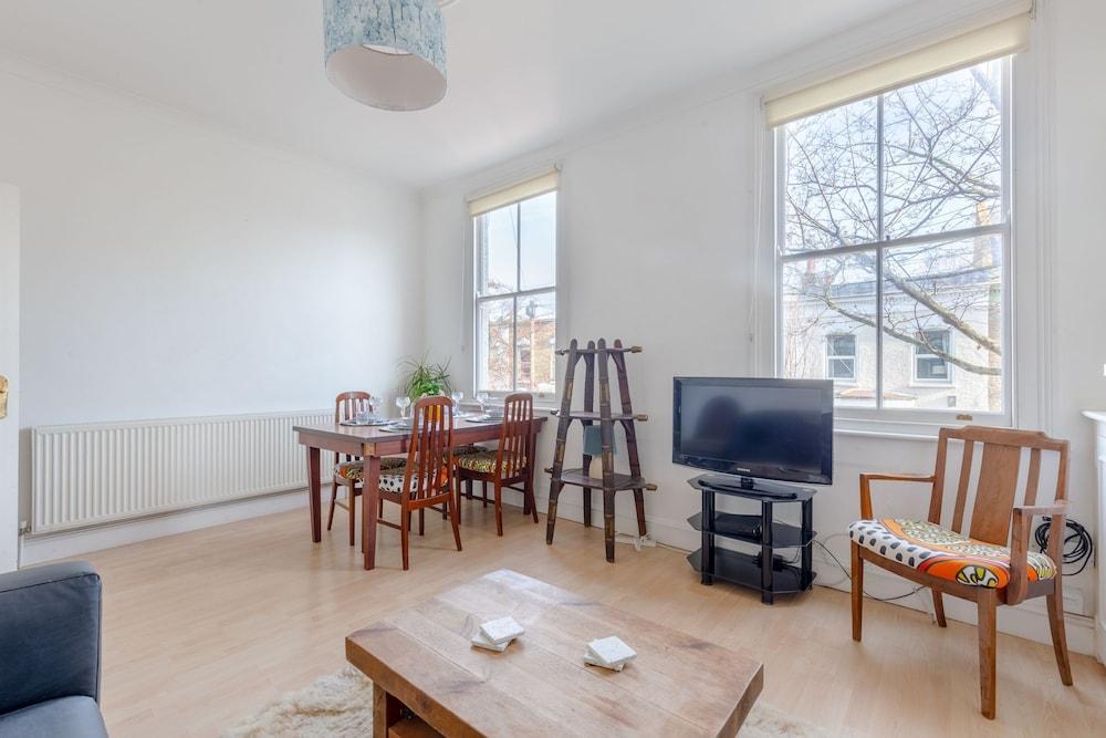 Spacious 3 Bedroom Flat in Brixton - Tap to explore photos