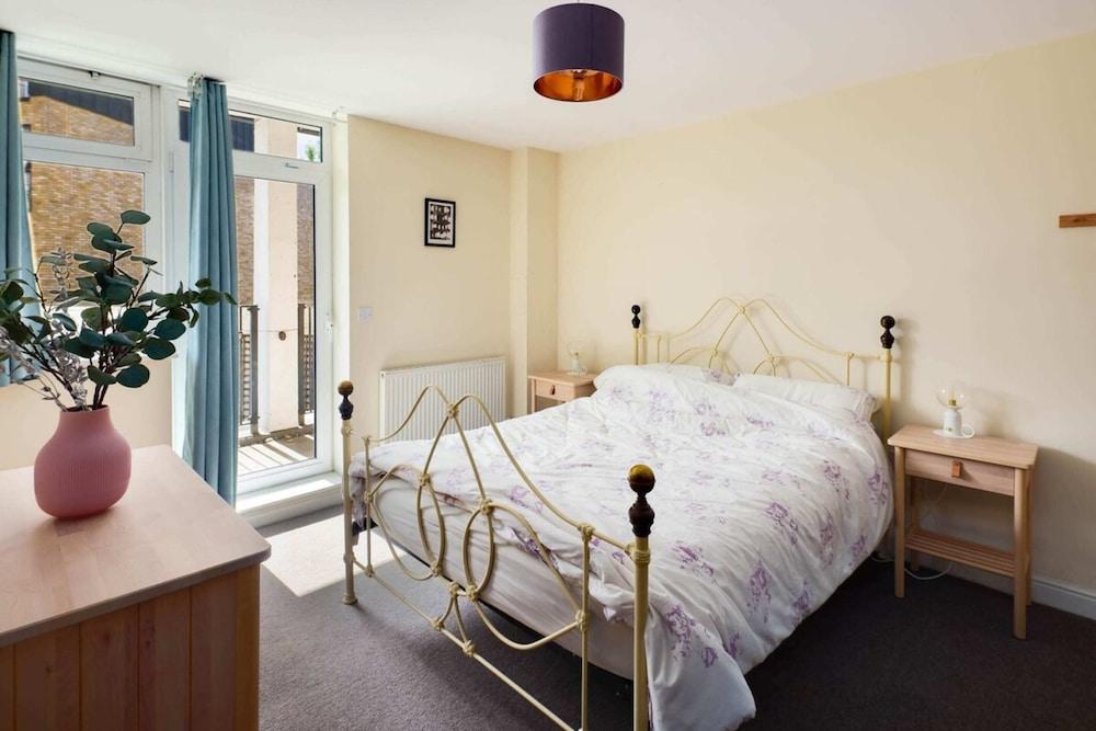 Beautiful & Vibrant 2BD Home w/ Balcony - Hackney! - Tap to explore photos