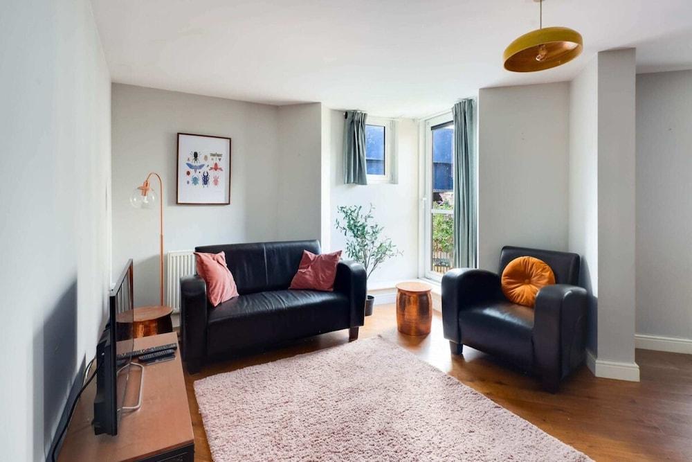 Beautiful & Vibrant 2BD Home w/ Balcony - Hackney! - Tap to explore photos
