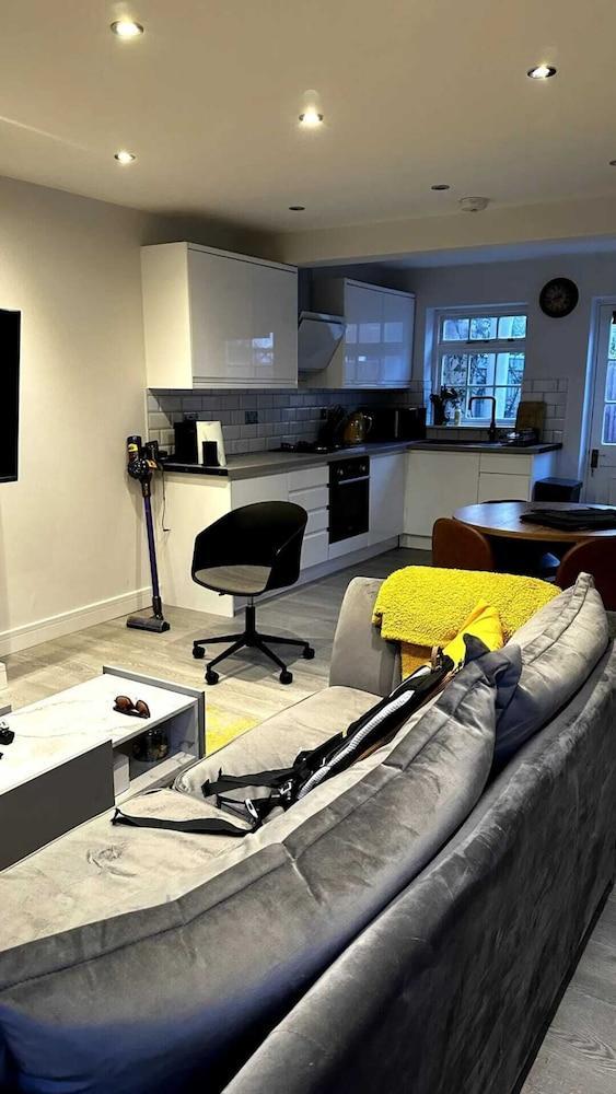 Sophisticated 2BD Flat - Southfields - Tap to explore photos