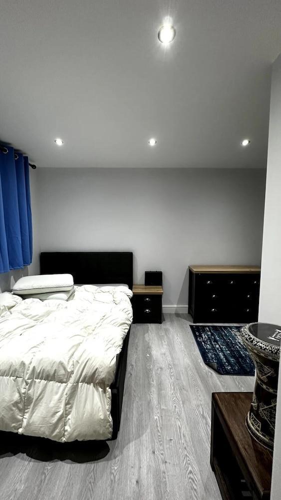 Sophisticated 2BD Flat - Southfields - Tap to explore photos