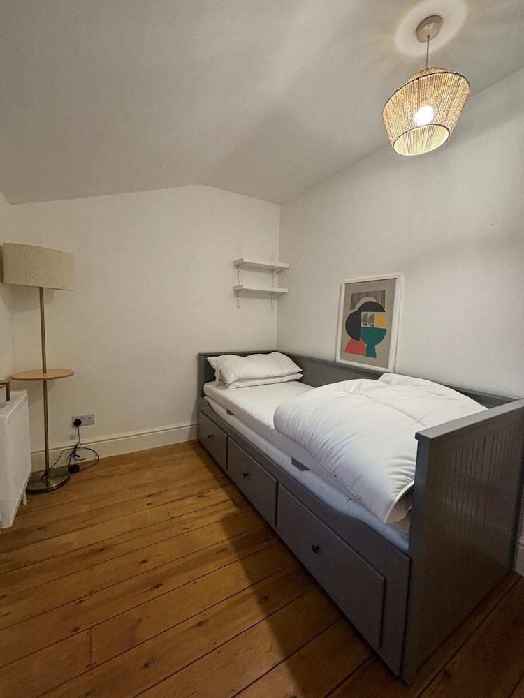 Stylish 2BD House W/private Garden - Brockley! - Tap to explore photos