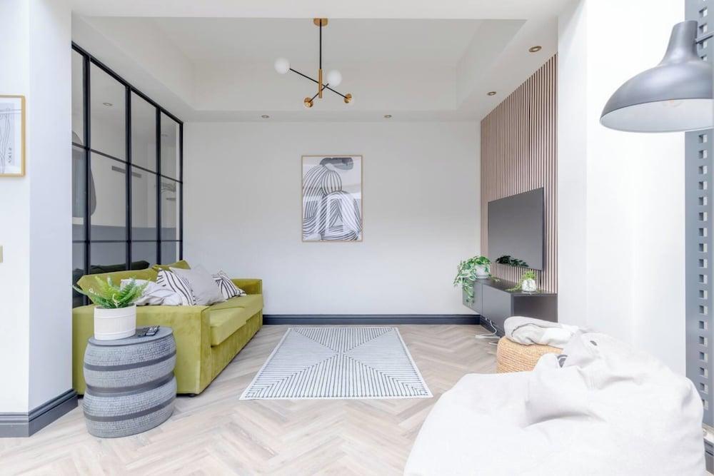 Contemporary Elegance - 2BD Flat, Clapham! - Tap to explore photos
