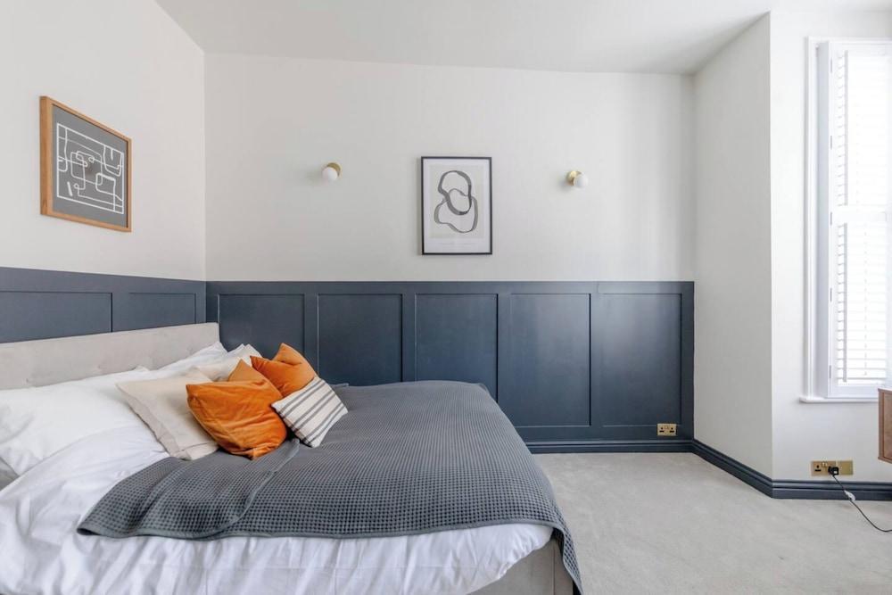 Contemporary Elegance - 2BD Flat, Clapham! - Tap to explore photos