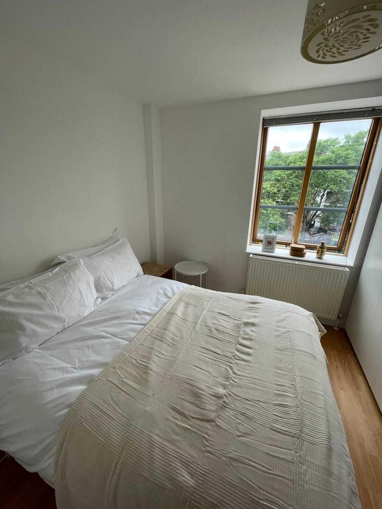 Perfectly Located 1BD Flat by the Canal - Hackney - Tap to explore photos