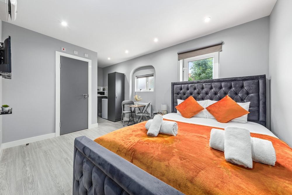 Cozy Ensuite Room In Feltham Hearthrow London Tw13 - Tap to explore photos