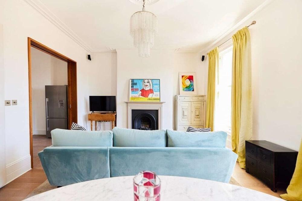 The Walterton Sanctuary - Bright 3bdr Flat - Tap to explore photos
