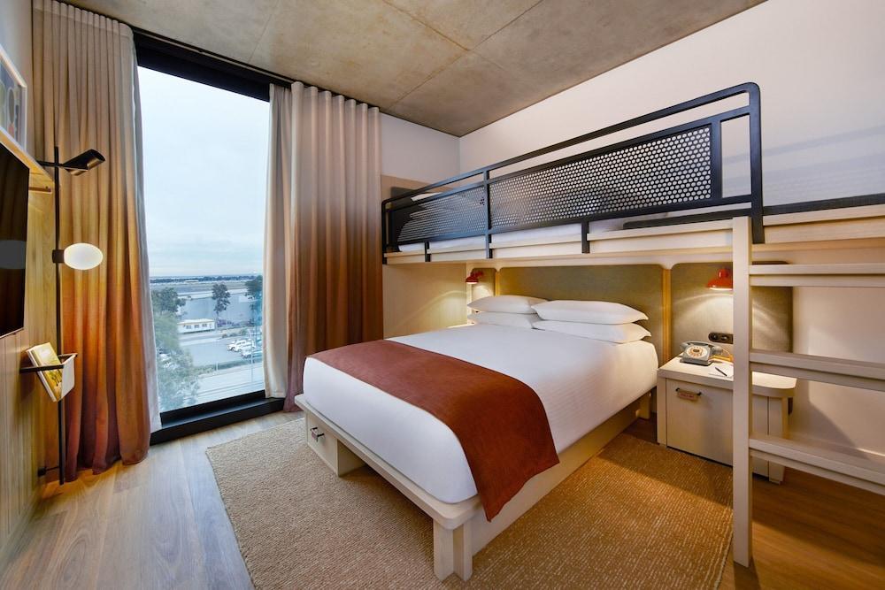 Moxy Sydney Airport Room Type - Moxy Loft Airport View, Guest room, 1 Queen and 1 Single Bed
