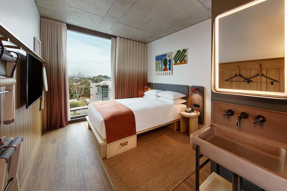 Moxy Sydney Airport Room Type - Moxy Queen City View, Guest room, Queen(s), High floor