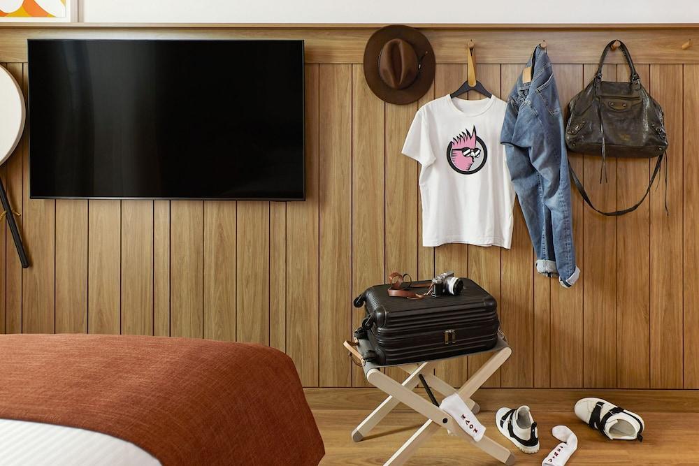 Moxy Sydney Airport Room Type - Moxy King Sleeper, Guest room, 1 King, City View