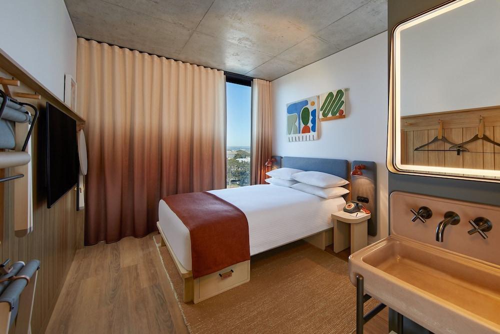Moxy Sydney Airport Room Type - Moxy Queen Airport View, Guest room, Queen(s), High floor