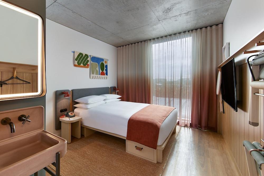 Moxy Sydney Airport Room Type - Moxy Queen Sleeper, Guest room, 1 Queen(s)