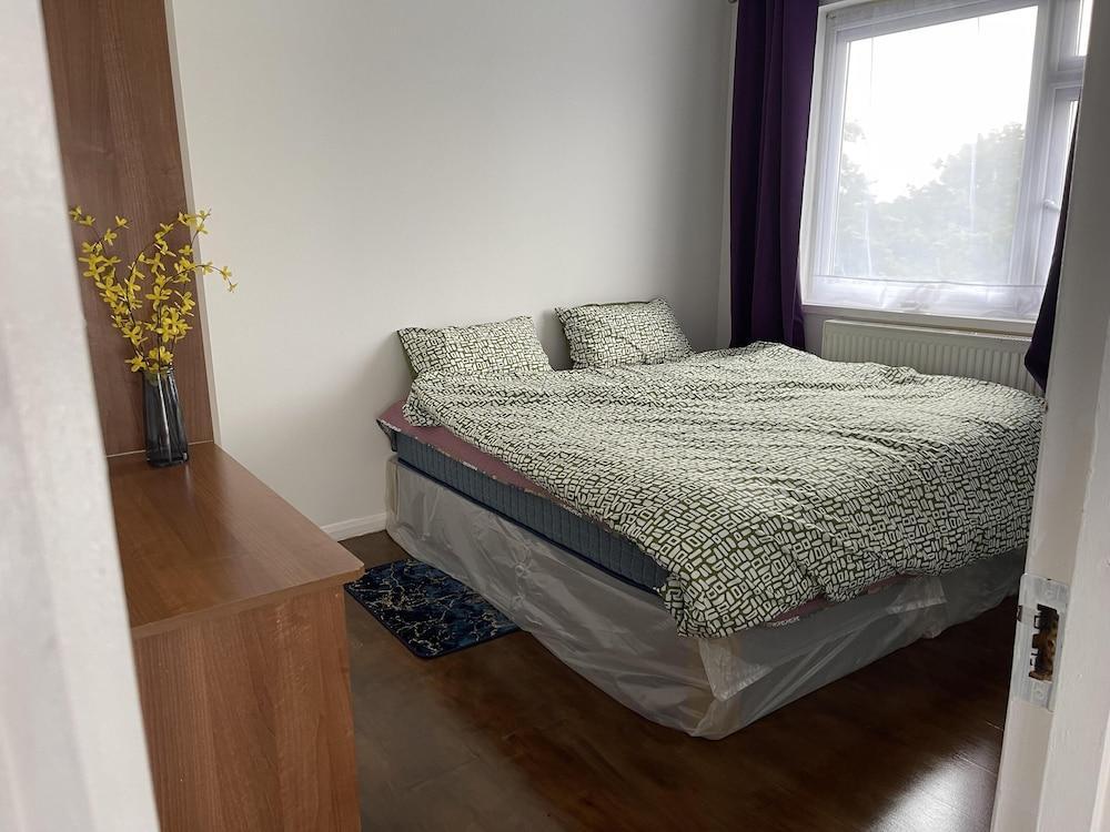 Charming 2-bed Apartment in Heathrow First Floor - Tap to explore photos