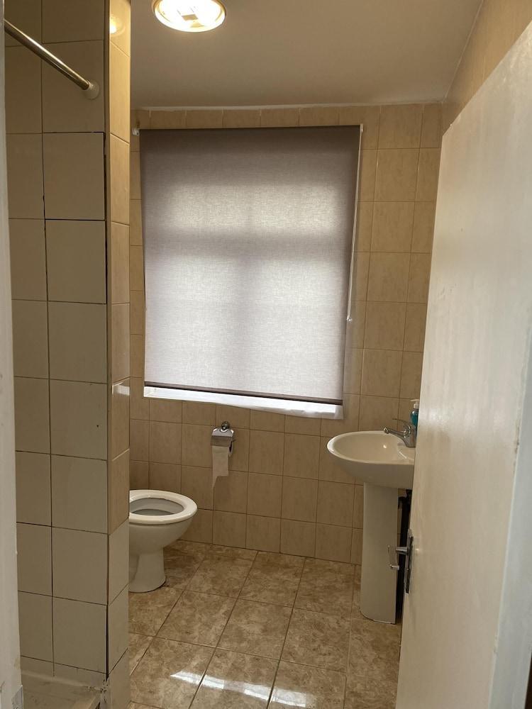 Charming 2-bed Apartment in Heathrow First Floor - Tap to explore photos