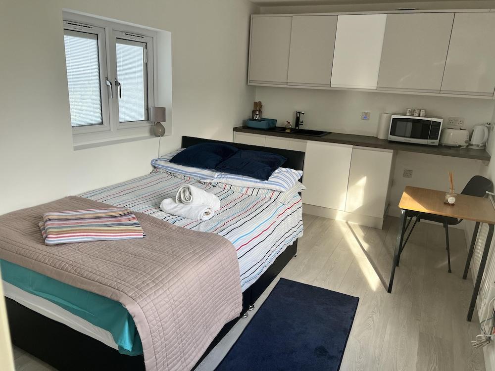 Remarkable 1-bed Outhouse Studio in Dagenham - Tap to explore photos