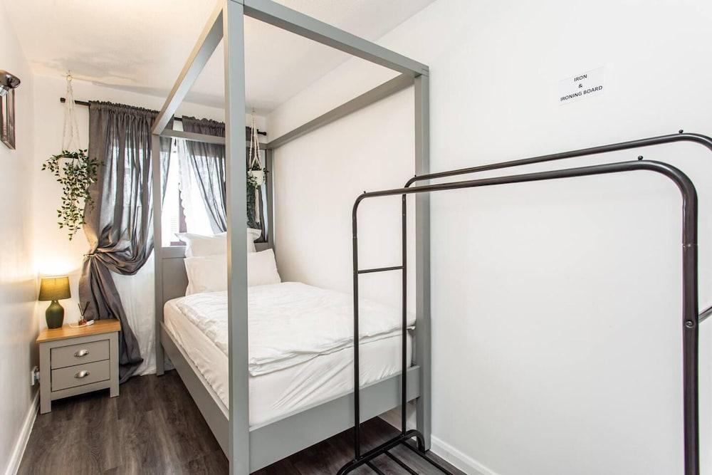 Immaculate 2-bed Apartment in Dagenham - Tap to explore photos