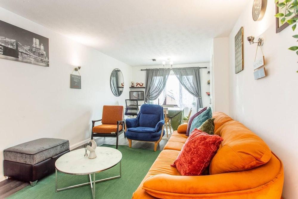 Immaculate 2-bed Apartment in Dagenham - Tap to explore photos
