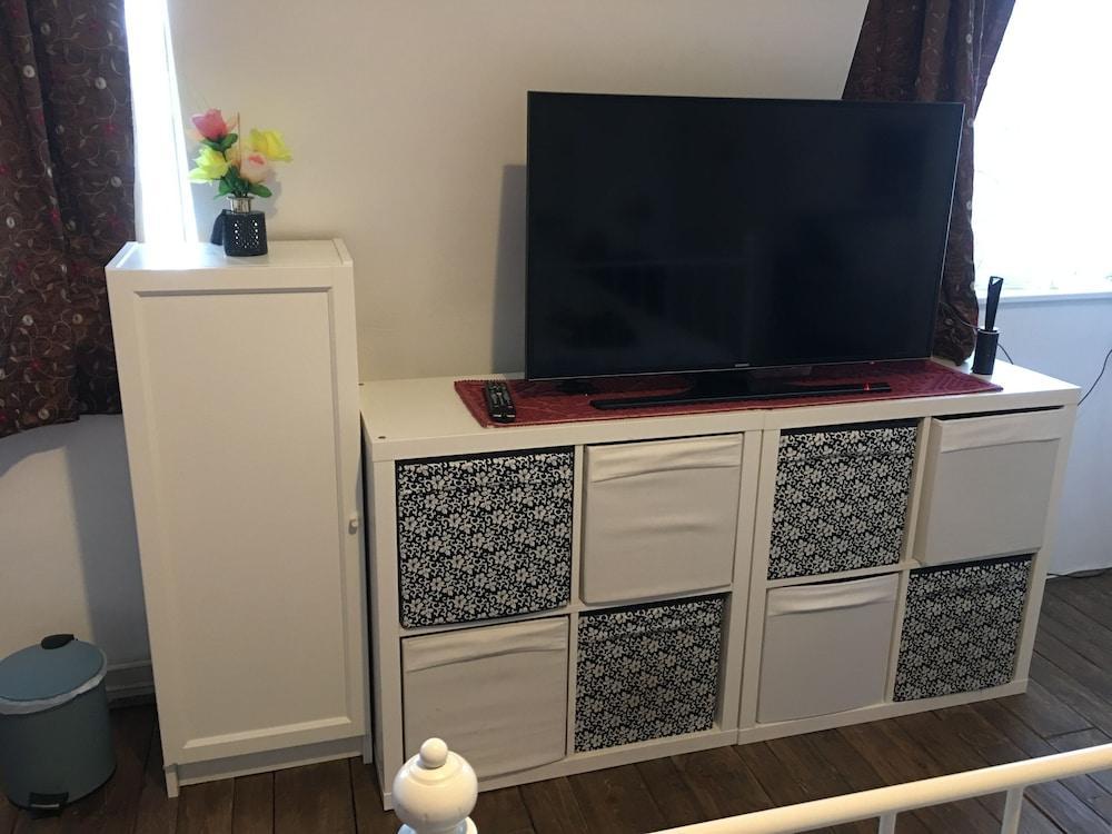 Beautiful 2-bed Apartment in Dagenham - Tap to explore photos