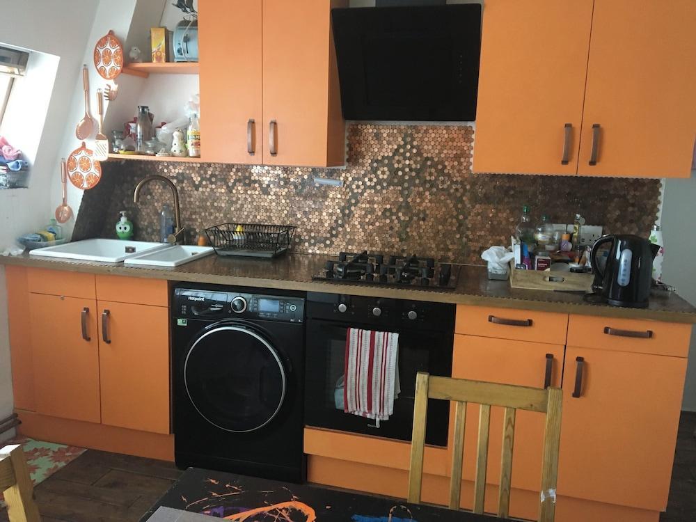 Beautiful 2-bed Apartment in Dagenham - Tap to explore photos