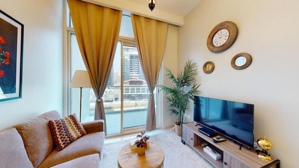 Business Bay - Vera Residences 603 - Tap to explore photos