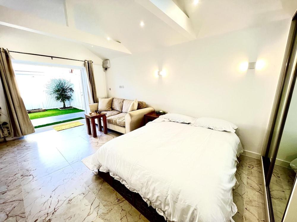 Stunning 1-bed Studio in Greenford - Tap to explore photos