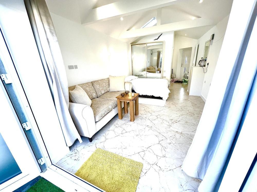 Stunning 1-bed Studio in Greenford - Tap to explore photos
