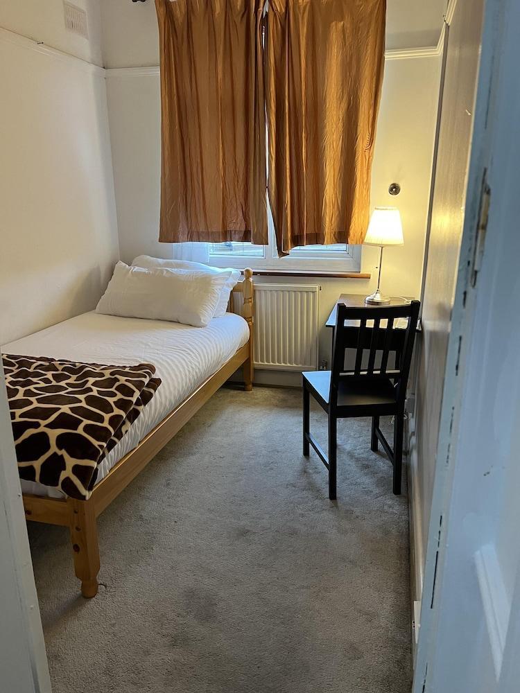 South London Single Bedroom in Mitcham - Tap to explore photos
