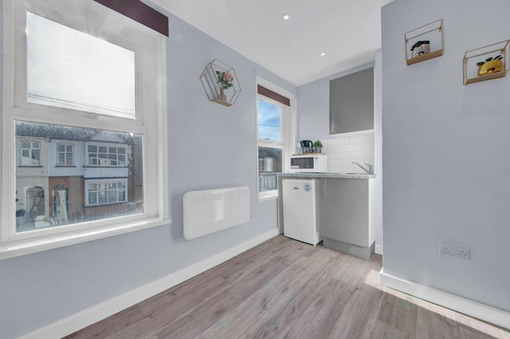 Lovely 1-bed Studio in West Drayton - Tap to explore photos