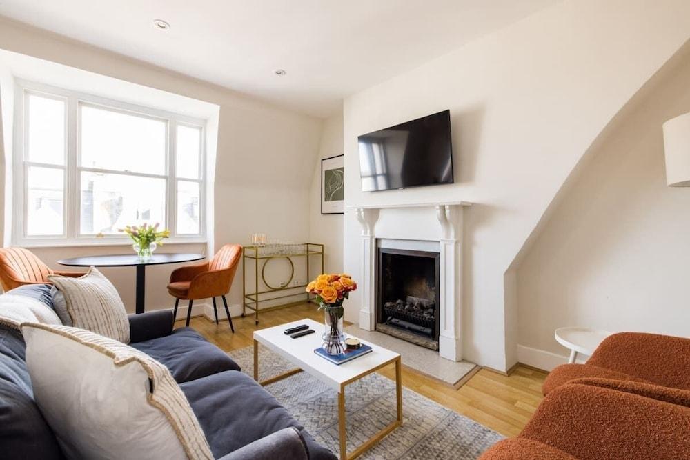 The London Crib - Relaxing 1bdr Flat With Terrace - Tap to explore photos