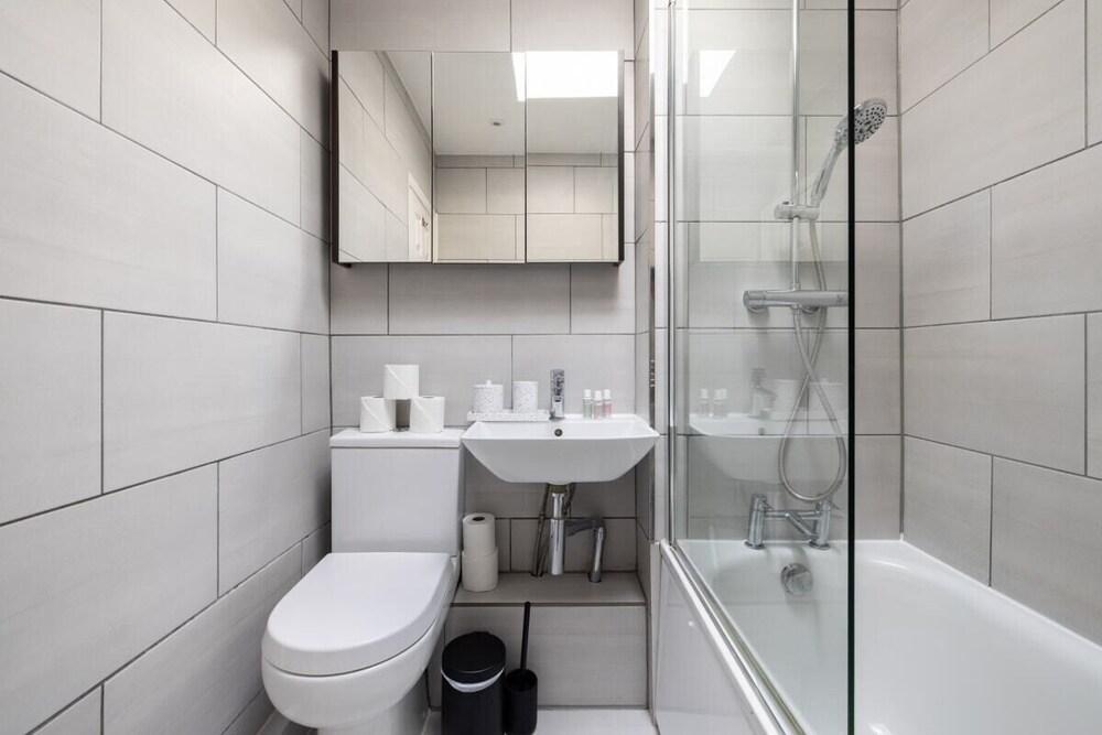 The London Crib - Relaxing 1bdr Flat With Terrace - Tap to explore photos