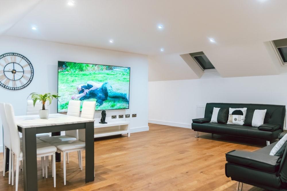 Remarkable, Penthouse - 3-bed Apartment in Purley - Tap to explore photos