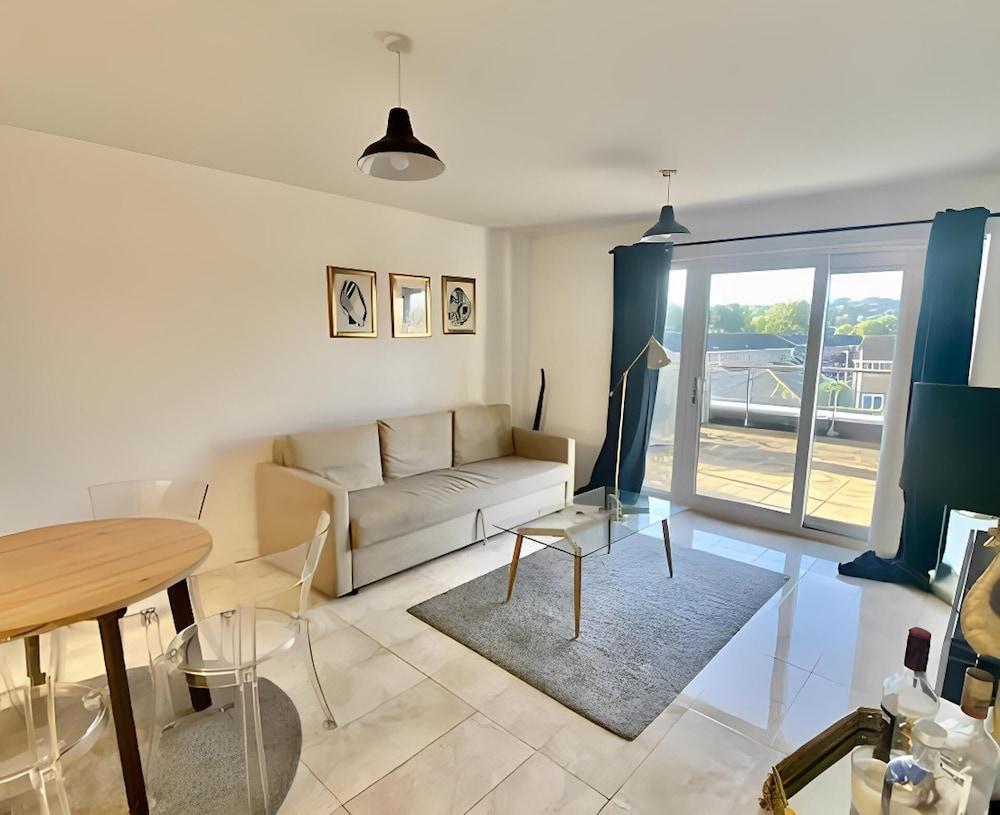 Captivating 1-bed Apartment Greater London - Tap to explore photos