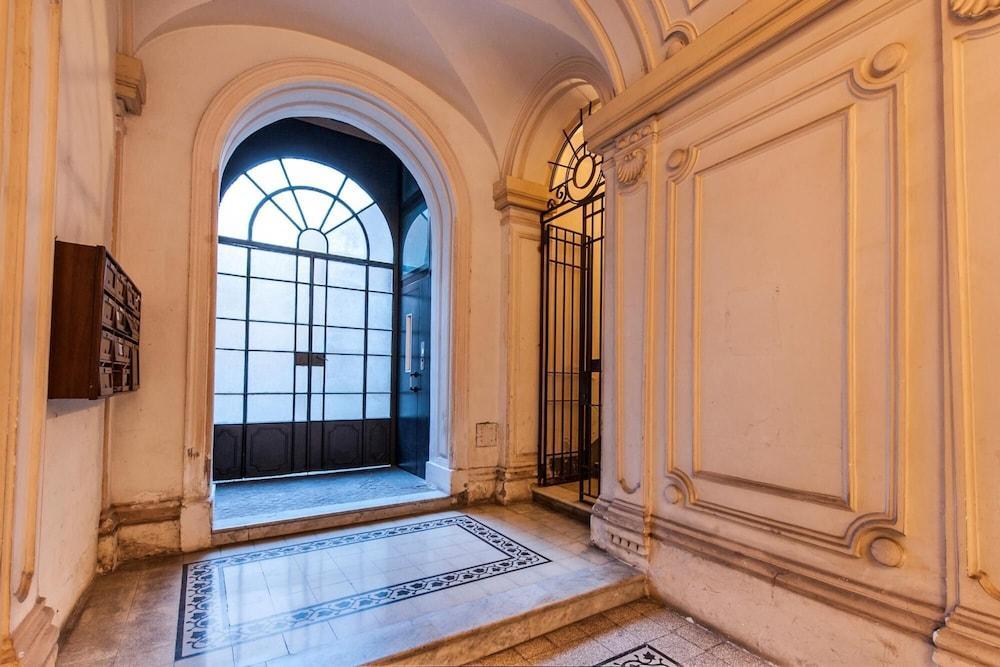 Babuino Deluxe - Spanish Steps - Tap to explore photos