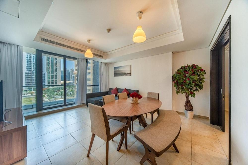 Cozy Modern JLT Flat Next to Metro - Tap to explore photos