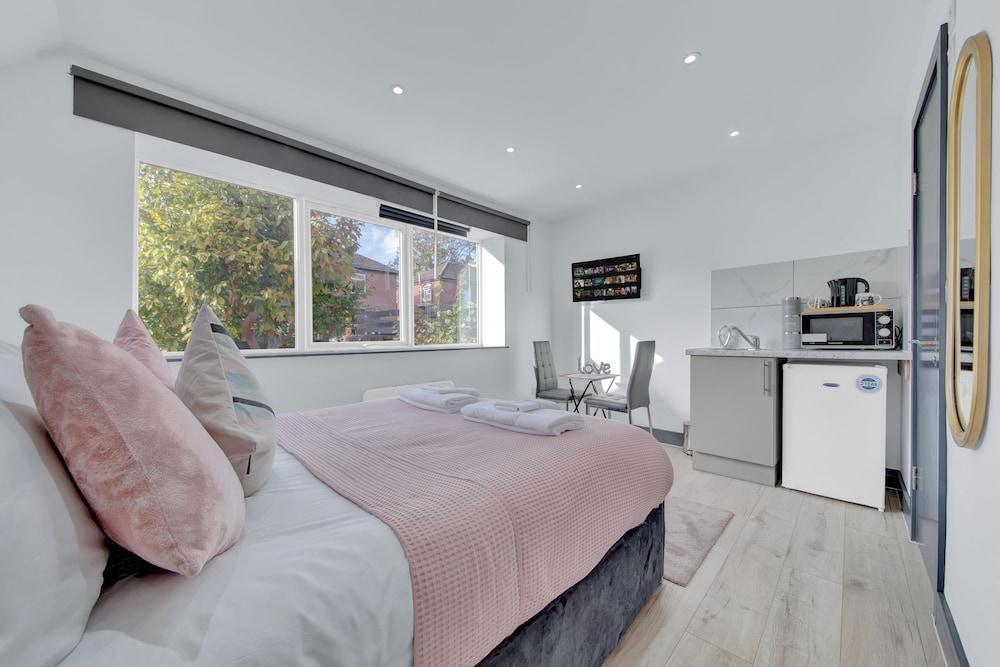 Immaculate 1-bed Studio in Feltham Heathrow London - Tap to explore photos