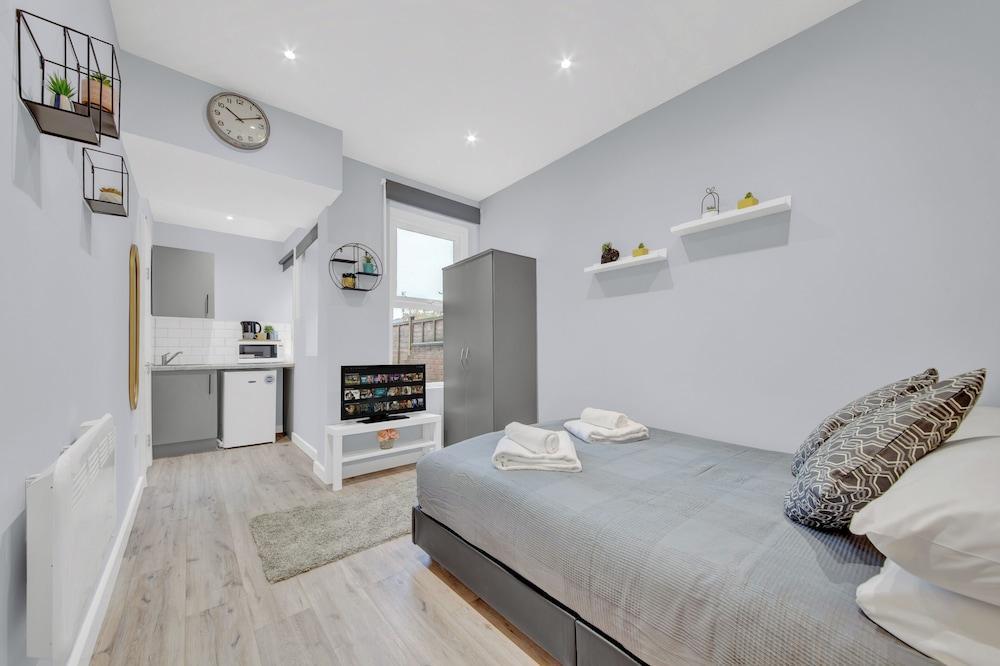 Serviced Ensuite Room In West Drayton London UB7 - Tap to explore photos
