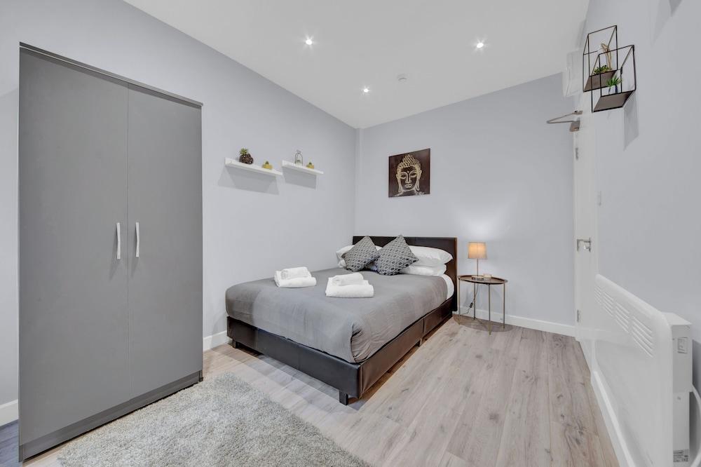 Serviced Ensuite Room In West Drayton London UB7 - Tap to explore photos