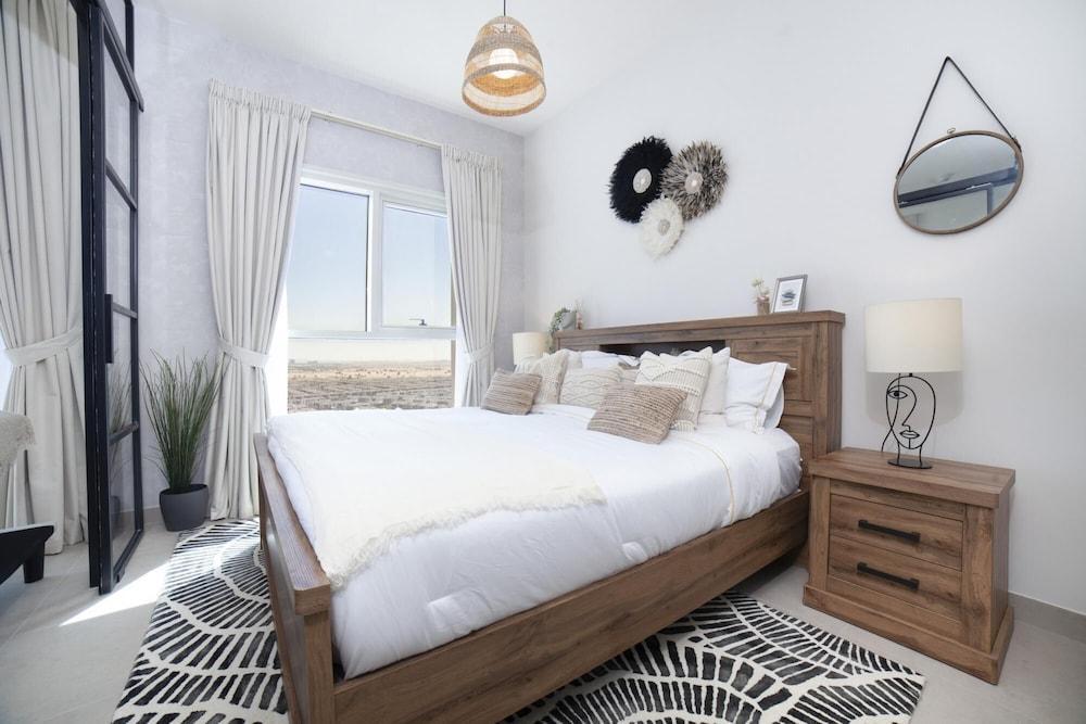 Modern Boho 1BR Sleeps4 Balcony Pool Gym Dxbhills
