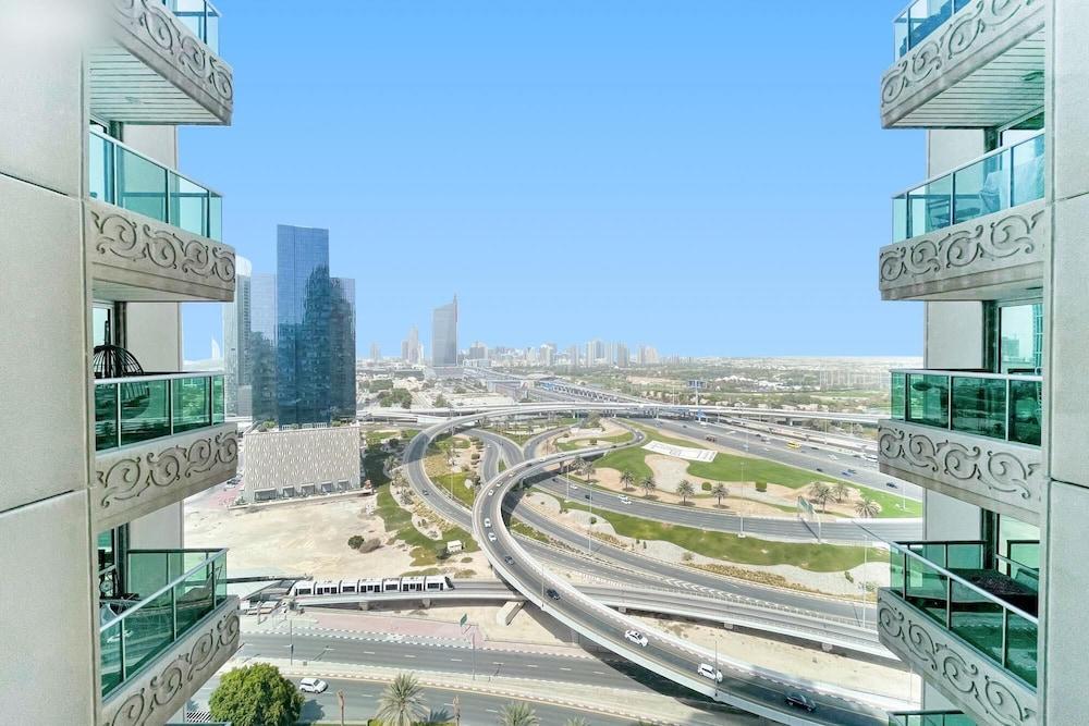 Luxurious 2 Bedroom Apartment Dubai Marina - Tap to explore photos