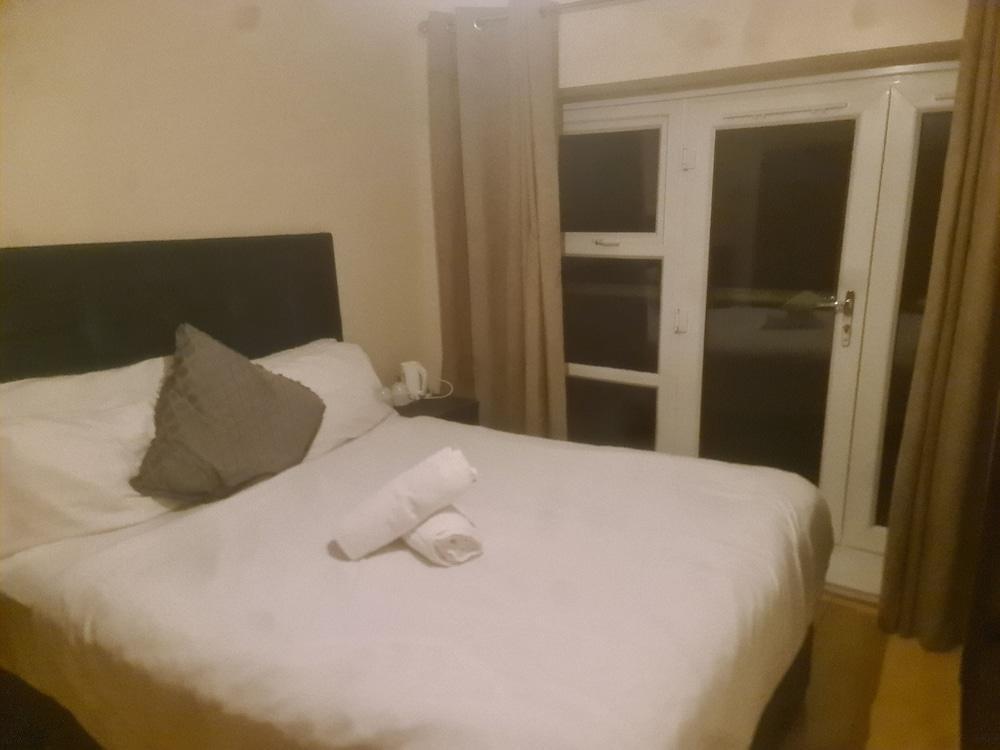 Remarkable 1-bed Apartment in Romford - Tap to explore photos