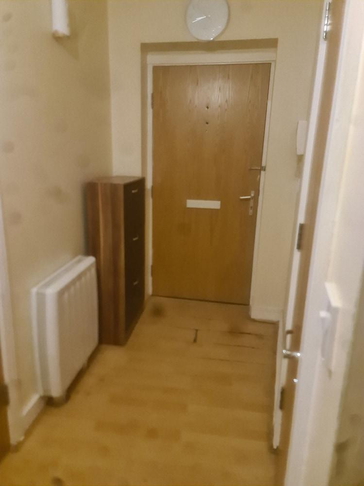 Remarkable 1-bed Apartment in Romford - Tap to explore photos