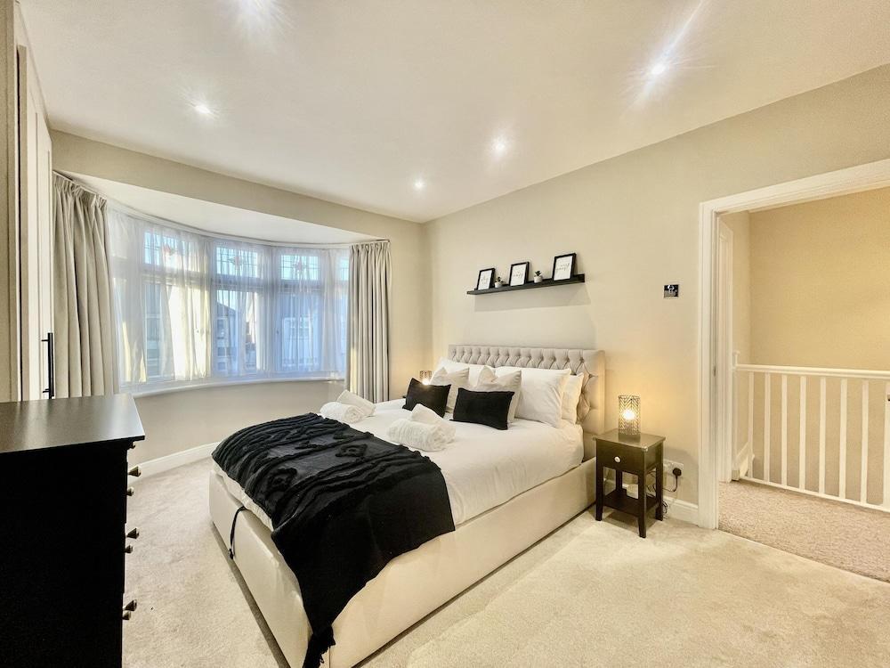 Stylish 3-bed House in Hornchurch - Free Parking - Tap to explore photos