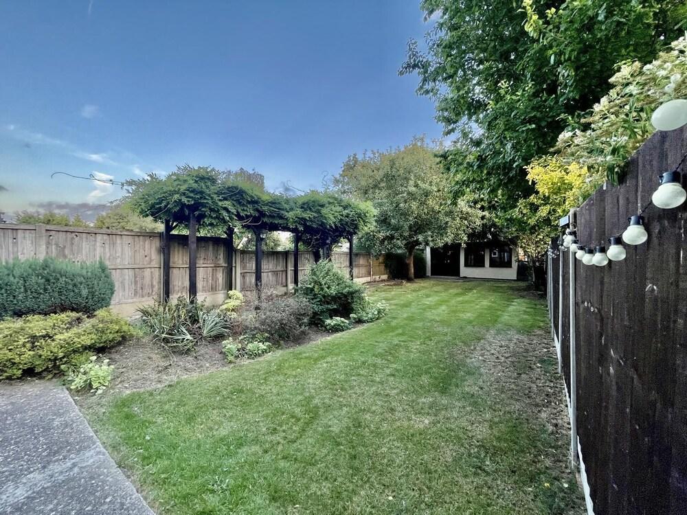 Stylish 3-bed House in Hornchurch - Free Parking - Tap to explore photos